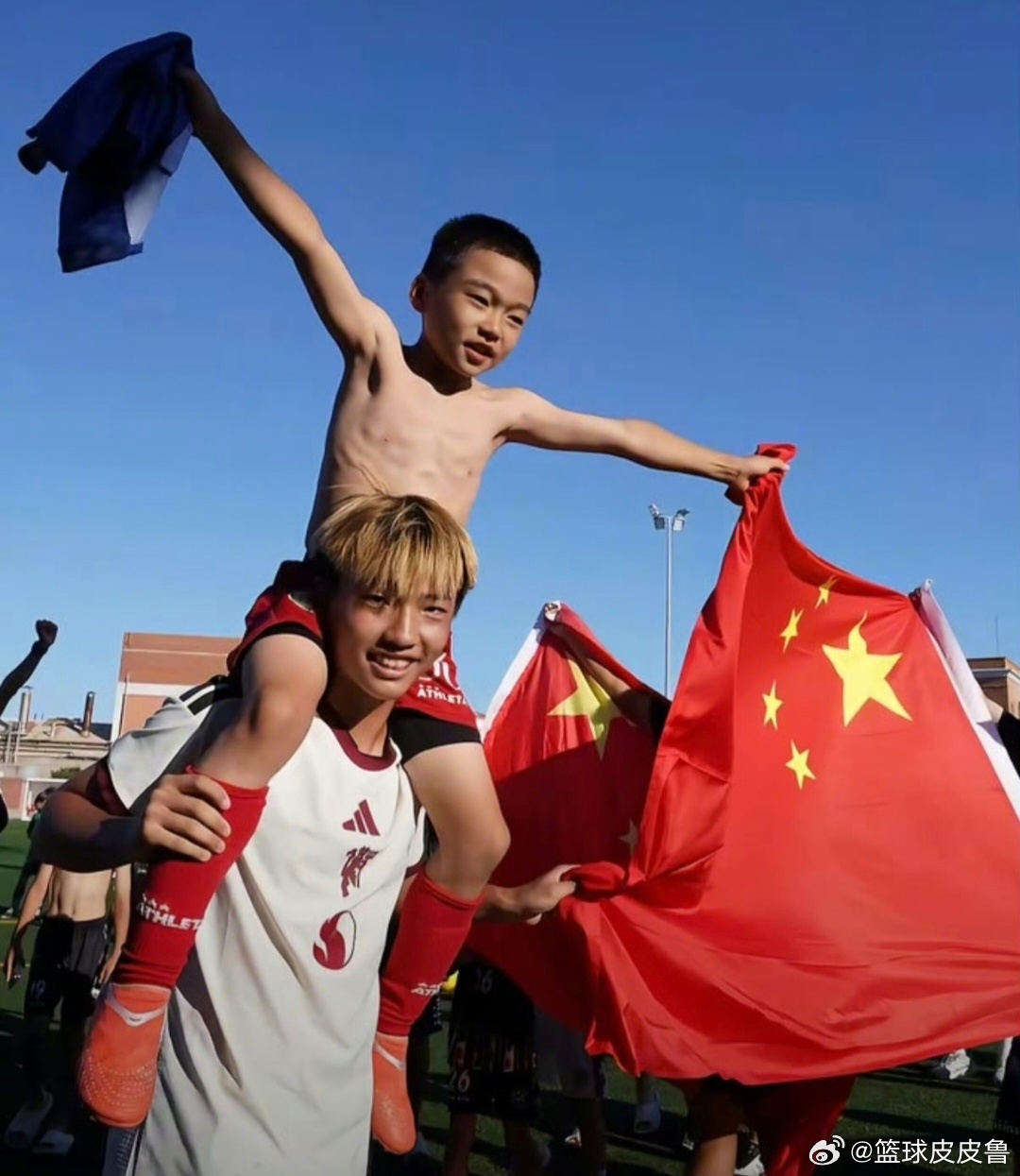 #中国足球小将西班牙捧杯#冲上热搜！中国足球小将2018队勇夺西班牙BRAVA杯冠军！
 
祝贺中国足球小将2018梯队，拿下西班牙BRAVA杯2018组别冠军！

决赛对阵科尔内利亚2018，常规时间双方战平，比赛被拖入惊心动魄的点球大战。小将们顶住巨大压力，点球决胜拿下冠军。
 
本届赛事一路硬仗，半决赛力克西 ​