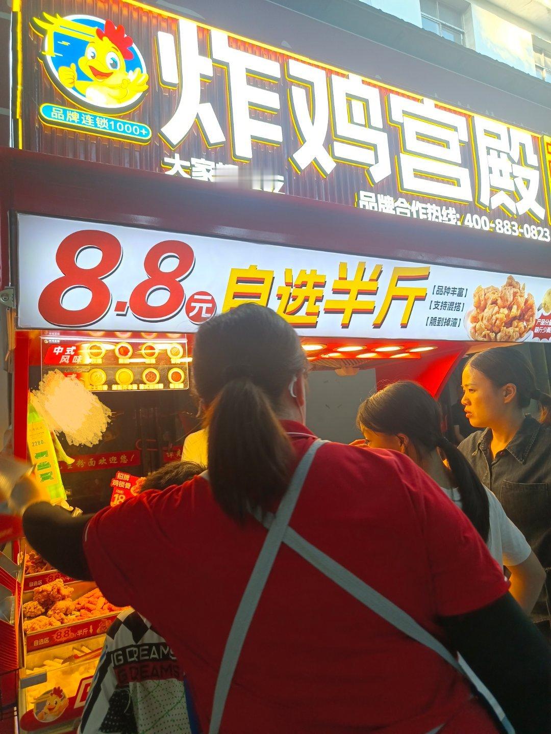 这个炸鸡小摊生意真好， 每天都有很多人排队。 看得我都想摆摊了！ 买了...