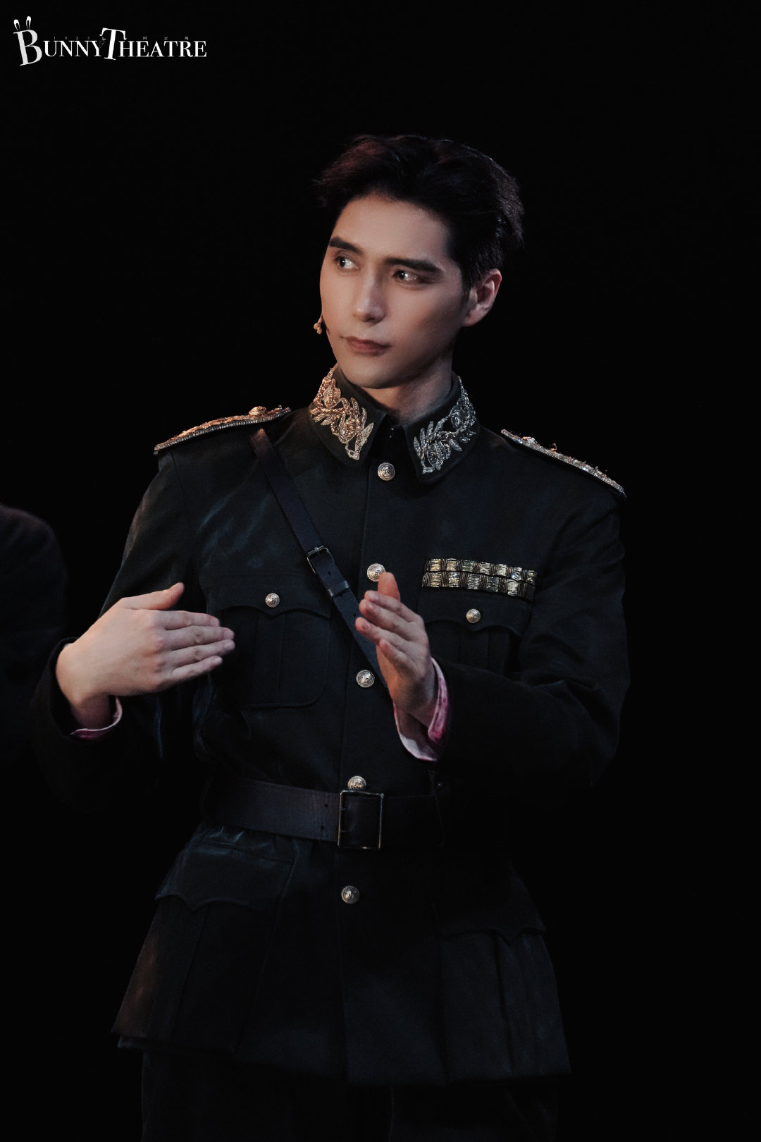 #阿云嘎风声起# 
生命中一切的凝涩与矛盾融化成一片甜柔的谐音

260922 音乐剧风声返场 ​