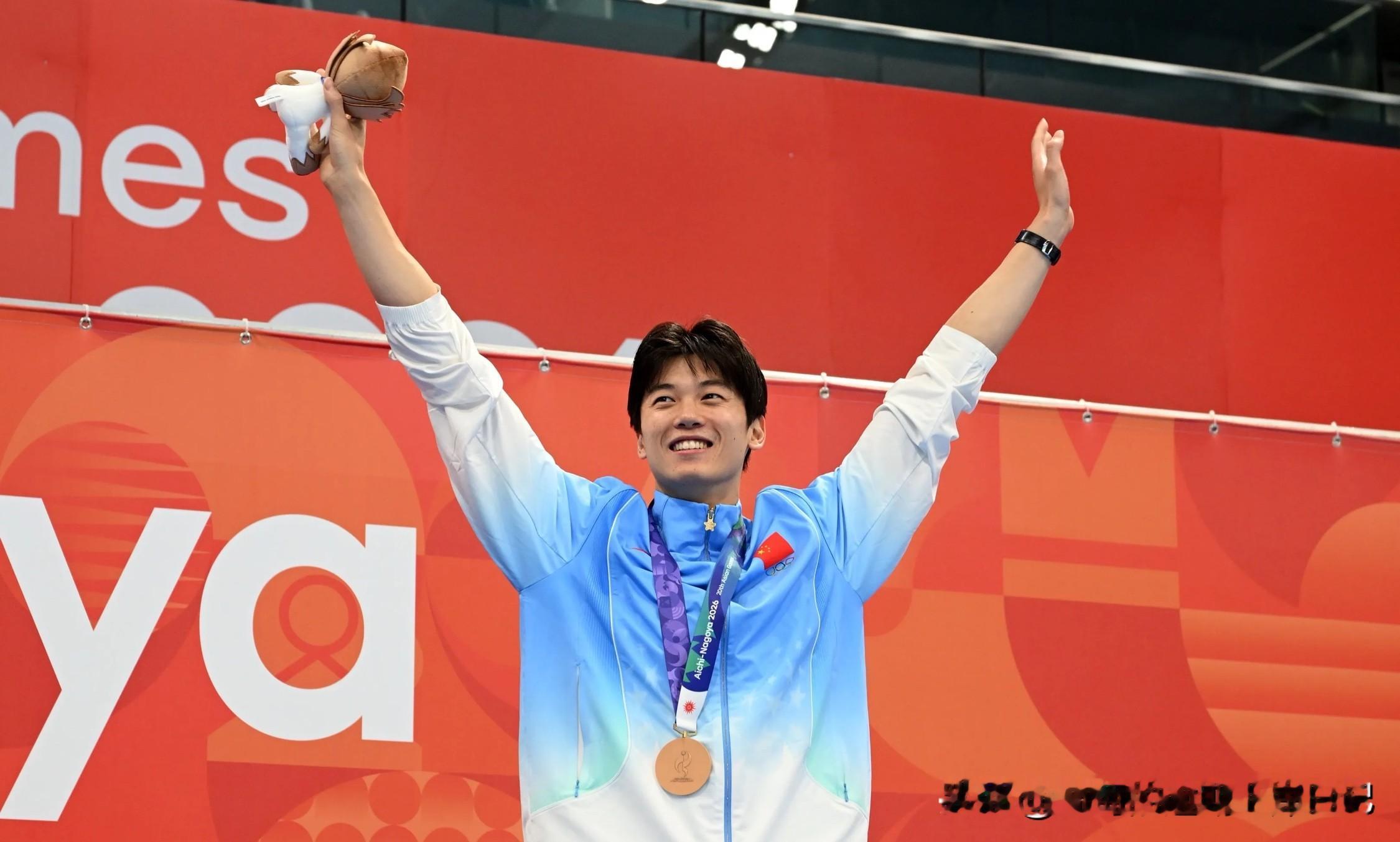 32岁，第五次亚运会，1金2铜收官。

他穿着浅蓝国家队外套，举着吉祥物和铜牌，笑容灿烂。曾经被叫“万年老三”，如今他早已不需要用金牌证明自己。

老将不死，只是优雅地释怀。你被顺哥的笑容治愈了吗？