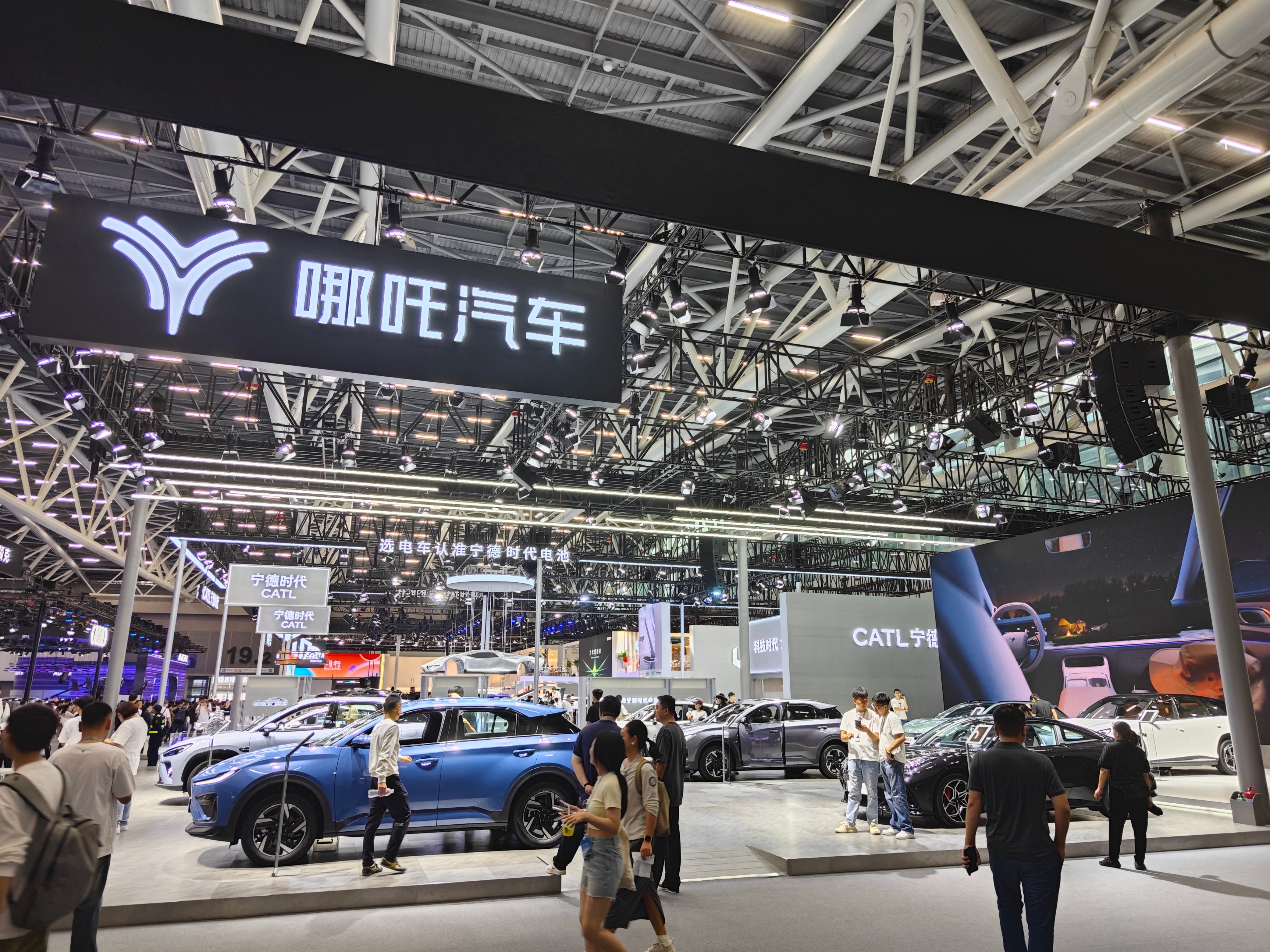 众泰哪吒谋复活，威马高合已无声

哪吒汽车重整投资人计划出资30亿元，但实缴未定且仅18亿用于经营；众泰虽股价涨停，但整车收入几乎为零，量产资金存疑。两者“复活”仍停留在资本运作层面，距离产品落地尚远。

反观威马与高合，已走向无声。威马曾高调宣布复产，却因承诺资金未到位、资方深陷债务而停摆，车机断