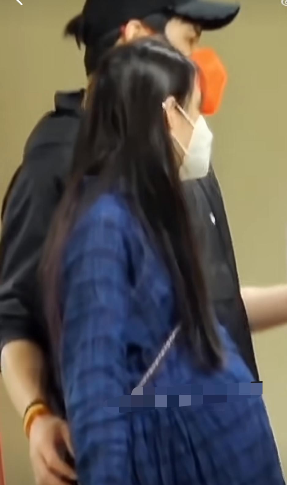 同样是当红艺人结婚怀孕，怎么有的人能收获全网祝福，有的人却被吐槽到翻车？
这两天网上聊起明星生娃这事，不少人又把郭碧婷当年的旧照给翻出来了。
那会儿她挺着个大肚子，素颜穿着宽松衣服在街上挑婴儿用品。
身边的向佐就老老实实跟着拎包、陪着做产检，狗仔拍到了俩人也没躲没闪，更没搞什么“发声明辟谣再打