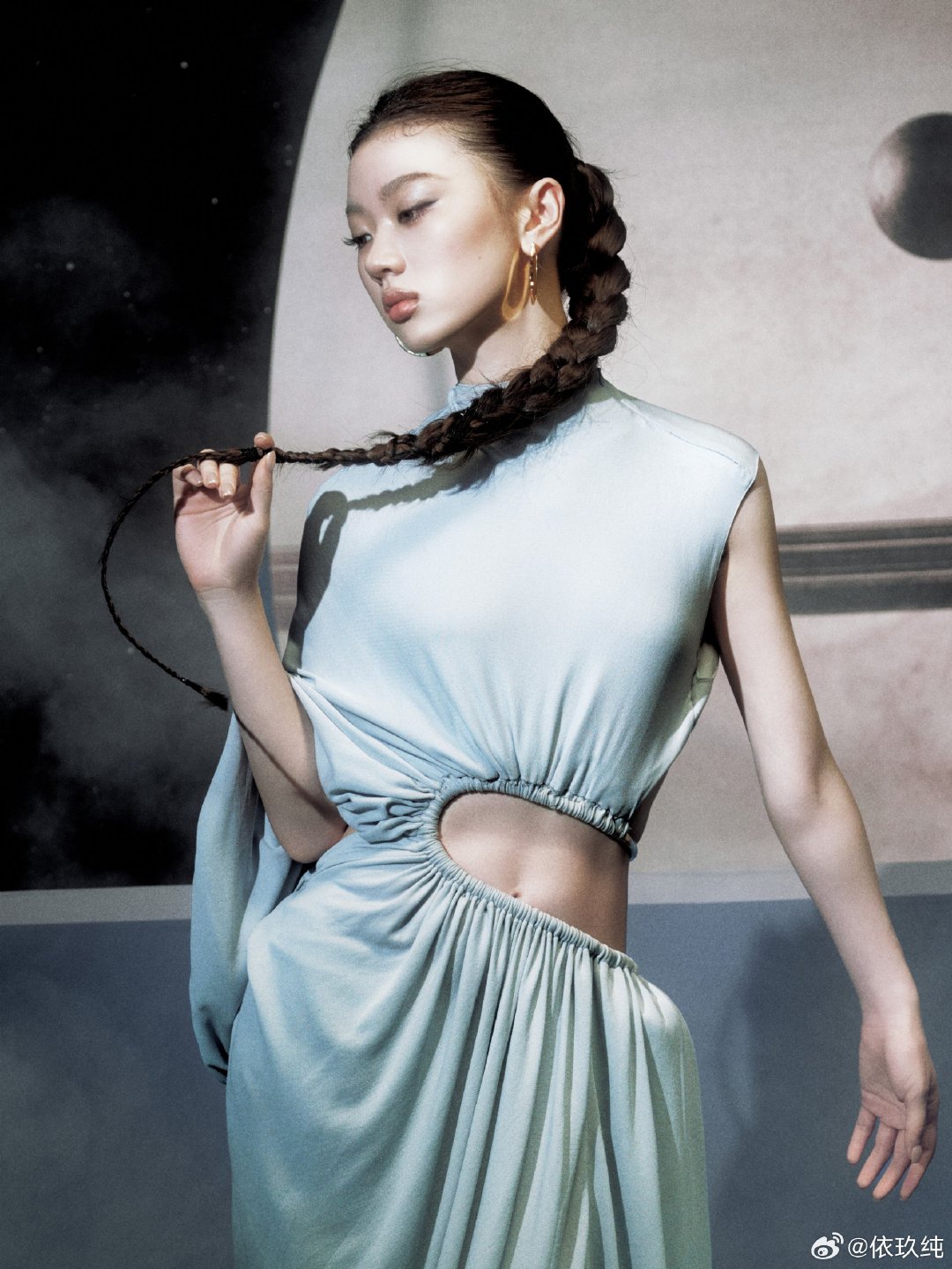 #单依纯[超话]#syc#单依纯的生活画簿# syc#单依纯的生活画簿# 这张很酷呀 ​