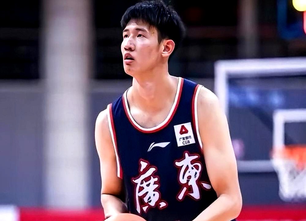 广东宏远和吉林队完成了一手人员互换，把22岁的天赋怪黄明依送去吉林，换回24岁的内线蓝领杨腾飞，这波操作直接扯下了职场最现实的遮羞布。
 

在广东，身高2米07的黄明依空有一身天赋，场均却只能打4分钟，直接把板凳坐穿，而球队四号位又急缺能干脏活累活的实干型人才，两边都憋屈得不行。
 

这回把黄明