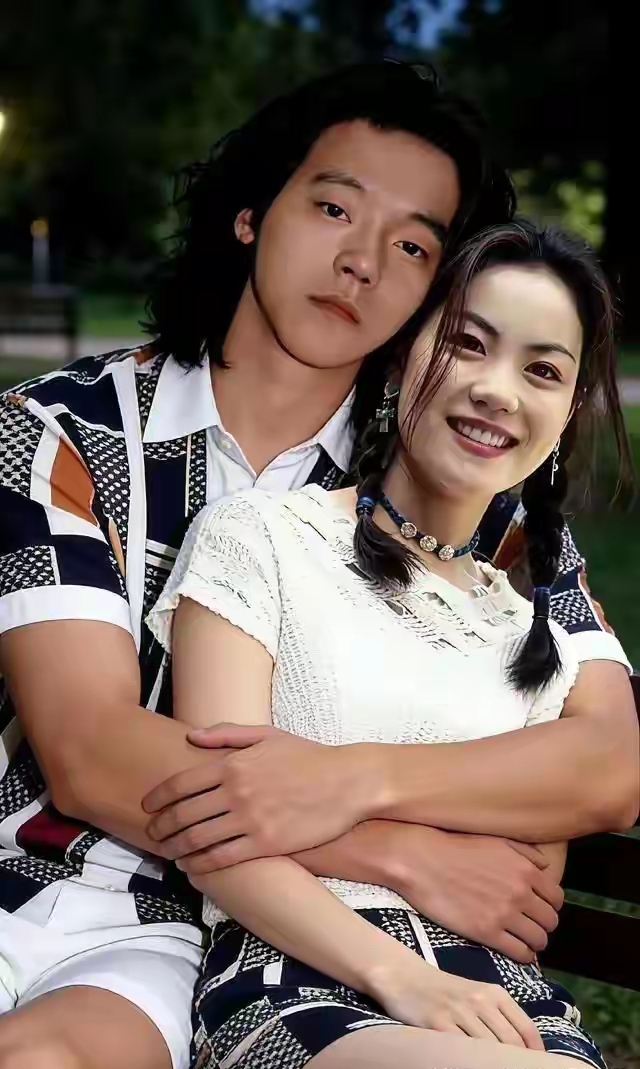 今天无意间翻到窦唯与王菲当年的旧照，直接被两人的颜值巅峰戳中。
90年代的窦唯留着半长的黑发，轮廓锋利眼神亮得像星星，连随手拍的模糊照片都挡不住那种桀骜又干净的劲儿。旁边的王菲留着利落的短发，一身简单的牛仔服，清冷又灵动，两个人站在一起，说是当年乐坛颜值天花板没人反对。

后来在地铁上拍到窦唯的照片