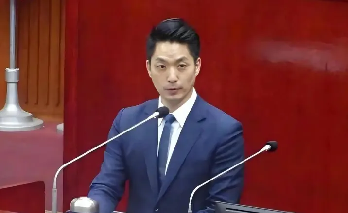 蒋万安出来回应了！蒋万安声称，要求被说我是中国人，是一种“压迫”！10月26日，有媒体人问及，蔡康永声明写的是“我从来没有支持台独”，但中国媒体希望看到的是“我是中国人，台湾是中国的”。蒋万安则表示，实在不需要“强迫”别人照你的意思讲话，这就是一种“压迫”，是一种违反民主“威胁”。

蔡康永深夜发长