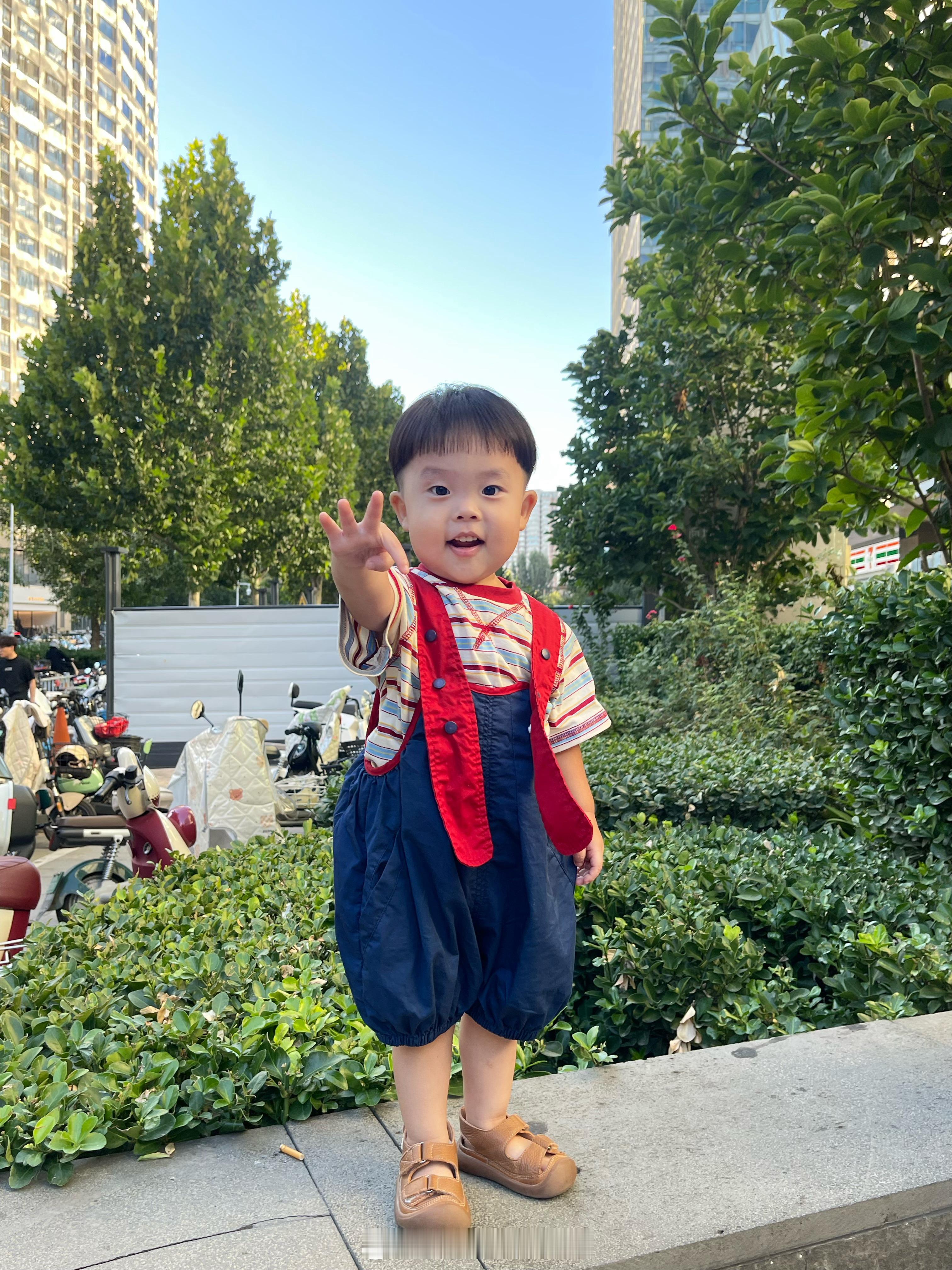 弟弟：最近出镜少，有木有人想我呀？ ​​​