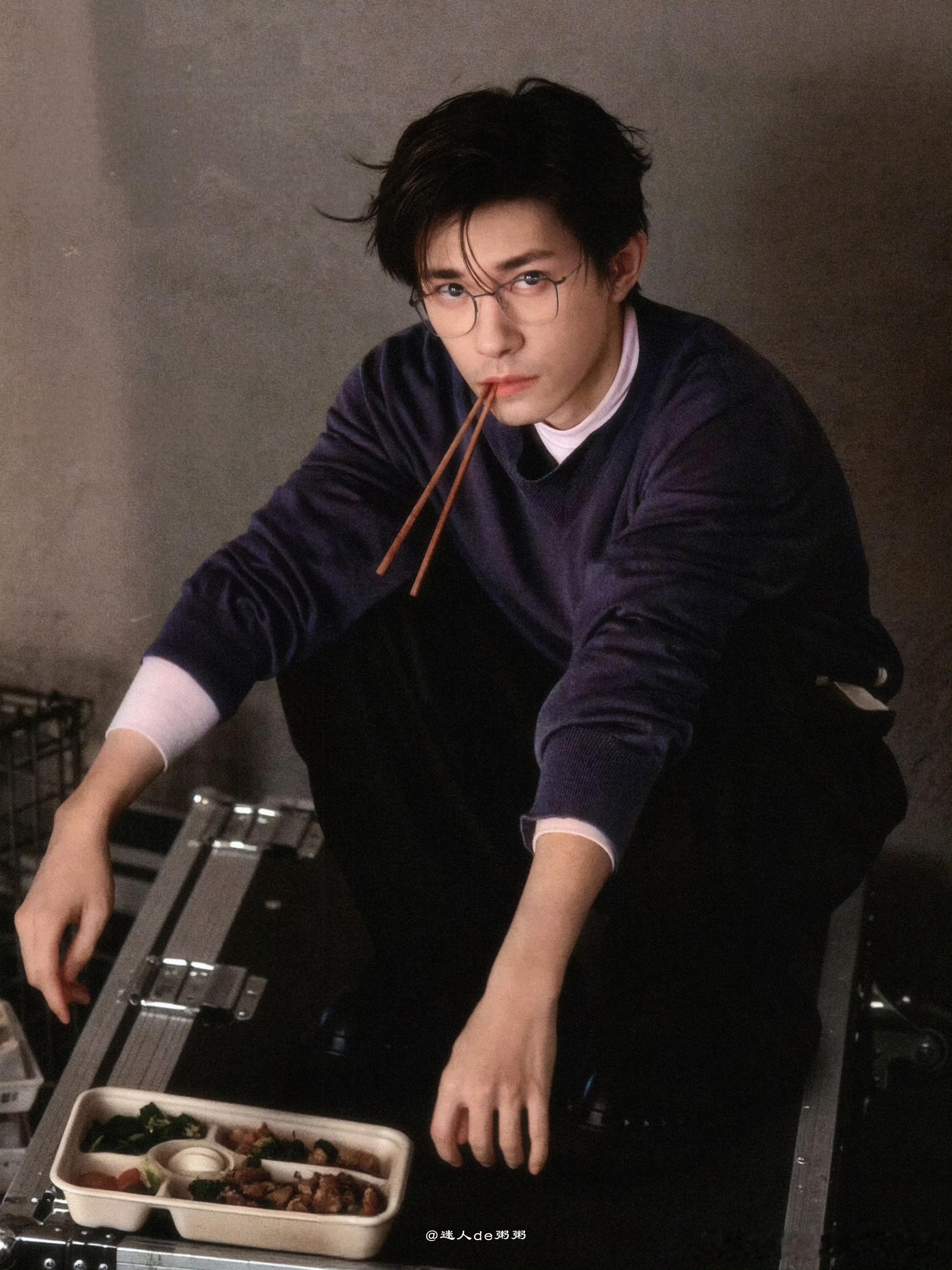 #华为pura90系列全球代言人易烊千玺#  ✨
#易烊千玺千问品牌全球代言人#✨

他脸上有一种干净利落的冷冽感，是山泉不急不缓不争不抢静静倒映月色
@TFBOYS-易烊千玺[心]

📢易撩撩超话组招新啦！！
人美心善的小姐姐在易撩撩等你一起玩嗷[哇]
🥧 ​