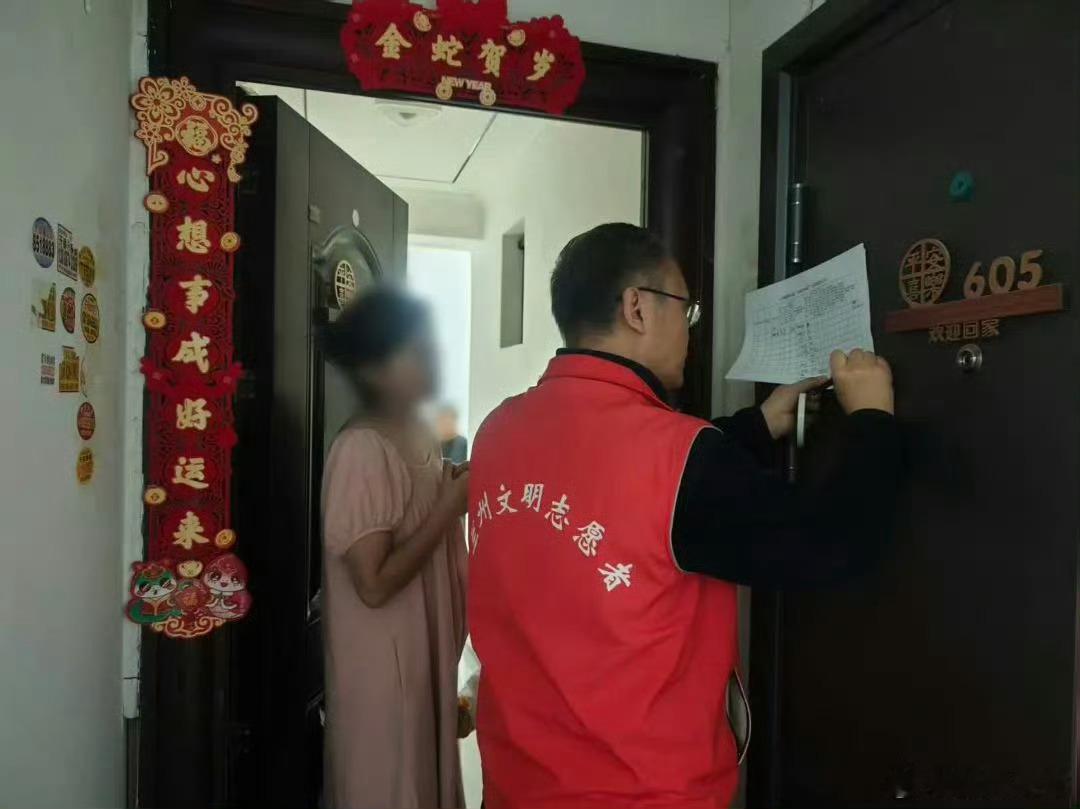 兰州安定门社区治理有温度【安定门社区近日破解楼院老难题】近年来，兰州市城关区白银路街道安定门社区针对辖区老旧楼院下水管网年久失修、污水外溢等“沉疴痼疾”，由社区党委牵头，联合网格党支部逐户上门讲政策、听诉求，多次协调后促成物业、居民代表与社区三方敲定维修分摊方案，彻底疏通堵塞多年的管网；随后物业集中清理整修楼院积淤杂物，让环境恢复整洁畅通、异味消散，化解了低层住户与楼上居民、物业之间的多年积怨，居民感慨“社区真把难处放在心上，搬走了心里积压多年的石头”。（via:）同城热点创作计划兰州城关九州保障房17号楼封顶