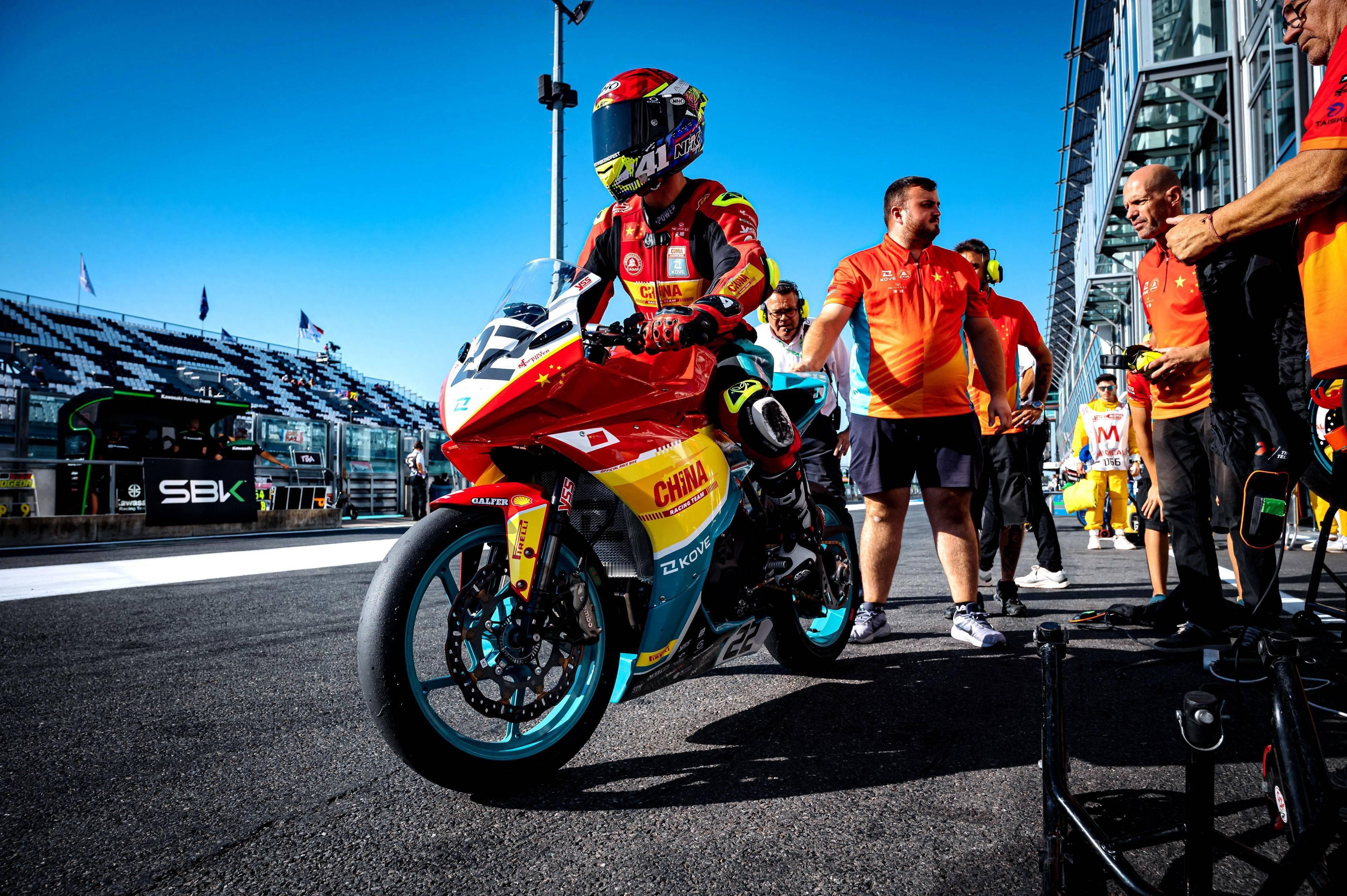 WSBK法国站规则解读：燃油流量限制，低速赛道劣势被极致放大 2026 WSBK持续收紧燃油流量管控规则，对大排量四缸赛车的动力输出形成硬性约束。法国赛道多低速折返弯，频繁启停油门的行驶特性，会大幅提升燃油消耗速率与动力输出顿挫概率。个人深度判断，本站长距离正赛中，燃油标定精细化程度将拉开组别差距，