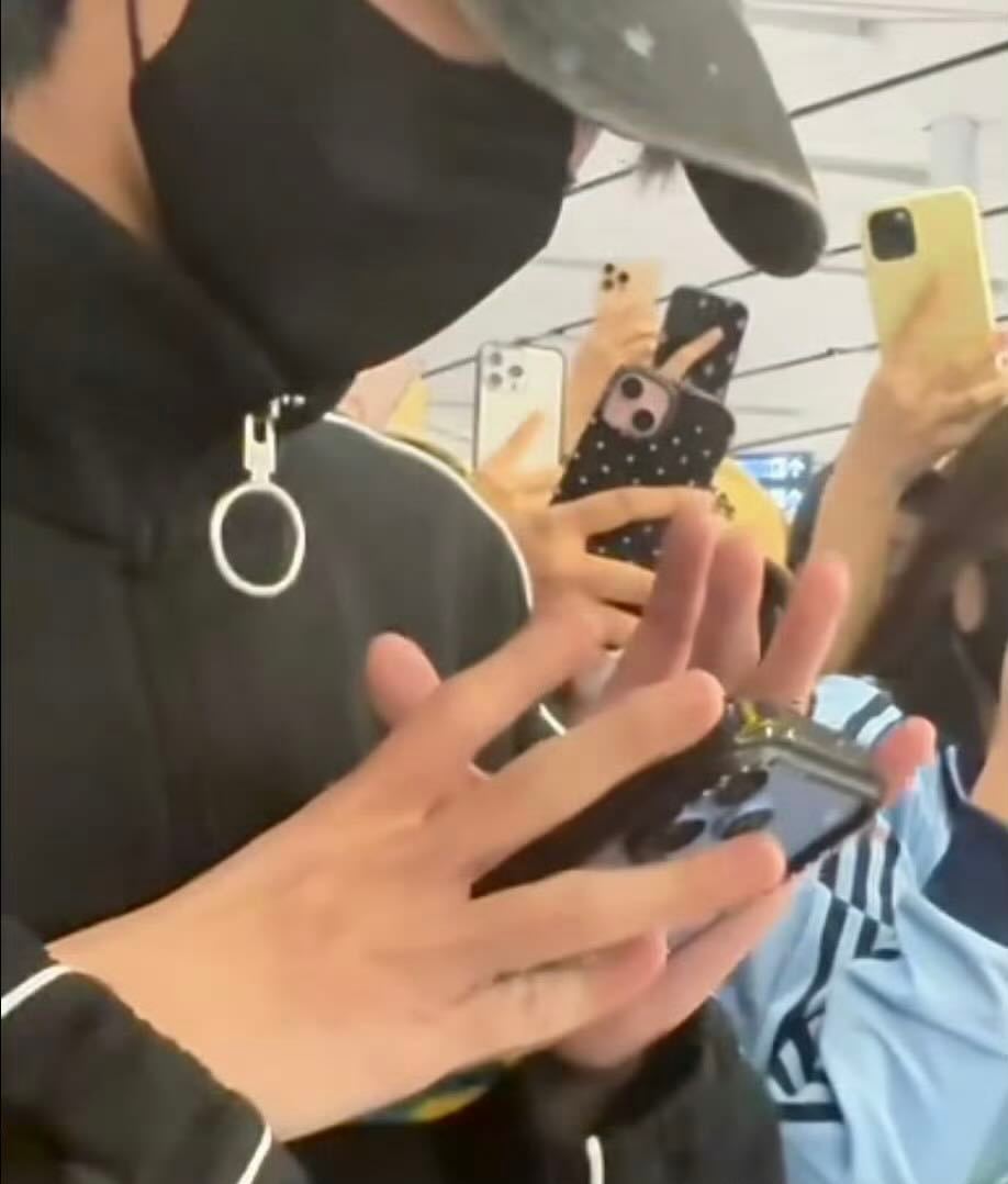 tg 左奇函换了iPhone 18pm冰川蓝 ​