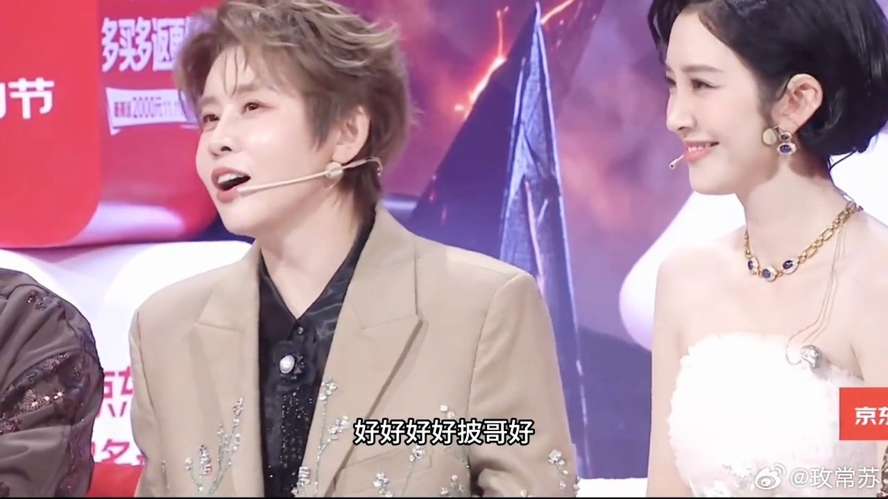 #王濛不在浪姐群聊#王濛现场玩梗上线😆聊起浪姐群聊，一句“我不在哦”直接逗急唐艺昕，当场反驳互怼。濛主这爱逗人的性子一点没变，熟人之间这种毫无包袱的互动，全程笑点爆棚，直播名场面get✅#披荆斩棘的好友来了##披荆斩棘成团名单#
​