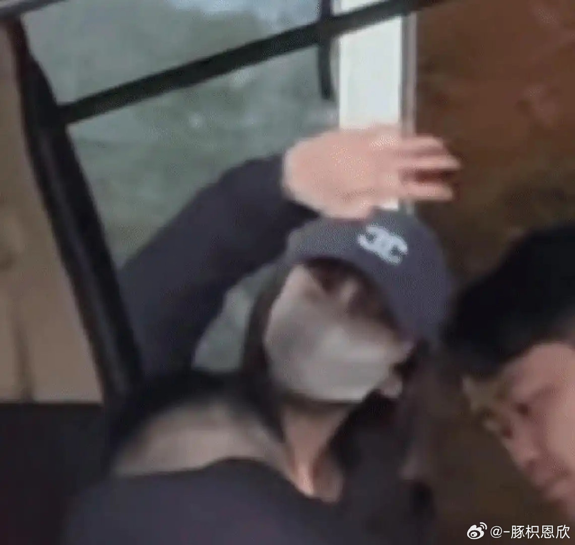 Angelababy邓超现身重庆同框录制综艺 ​