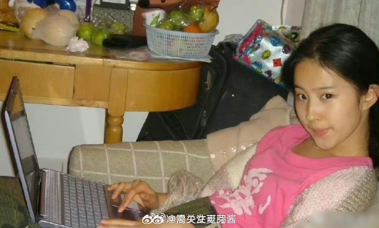 有网友感叹：“刘亦菲2002年的照片中，手持价值1.6万的索尼电脑，背景的水果堆我至今未拥有” 。。。。 ​