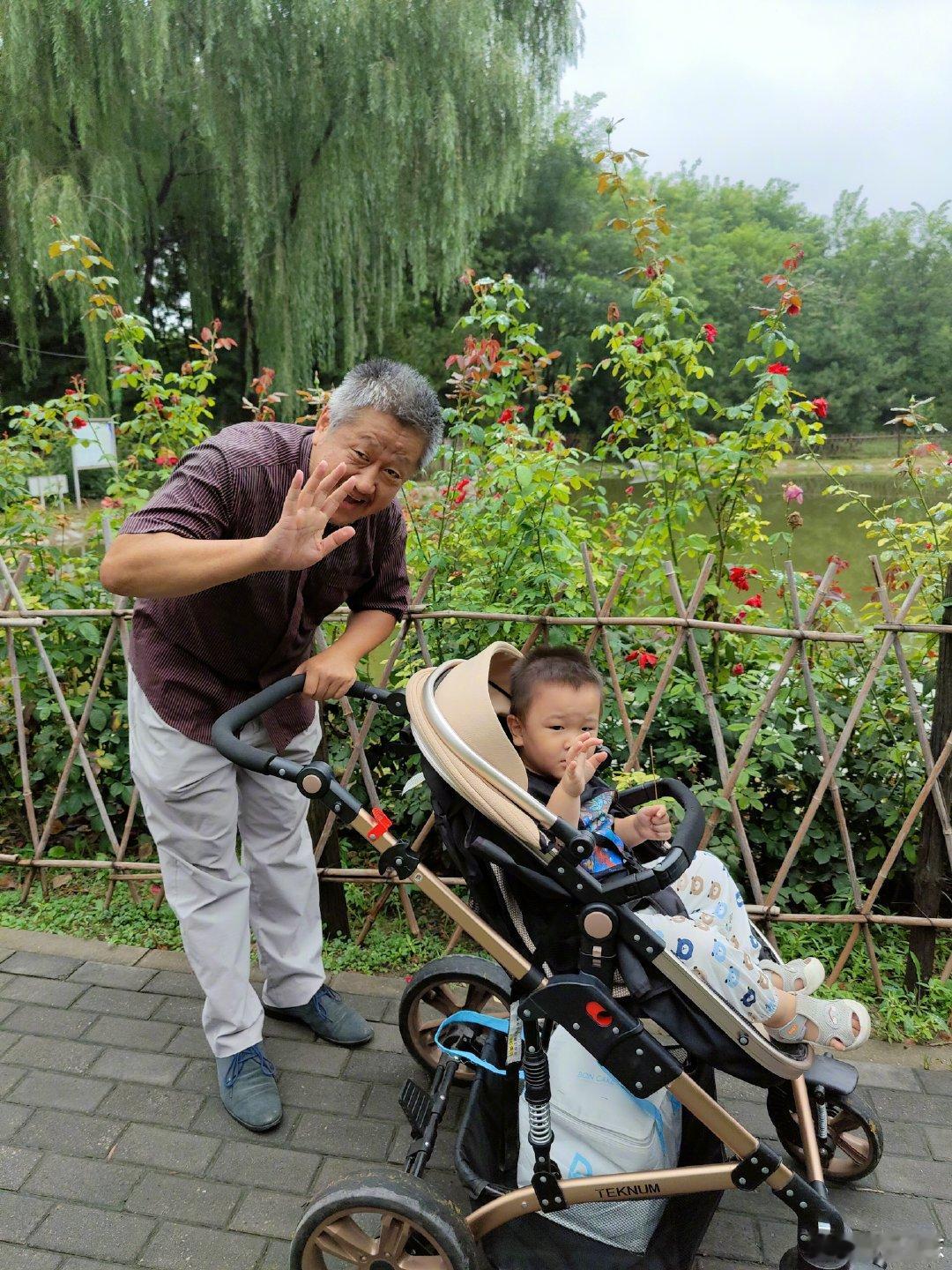 俺家孔老二两岁半前夕的教师节。此时孔老二已经上了托班。#孔和尚与教育# ​