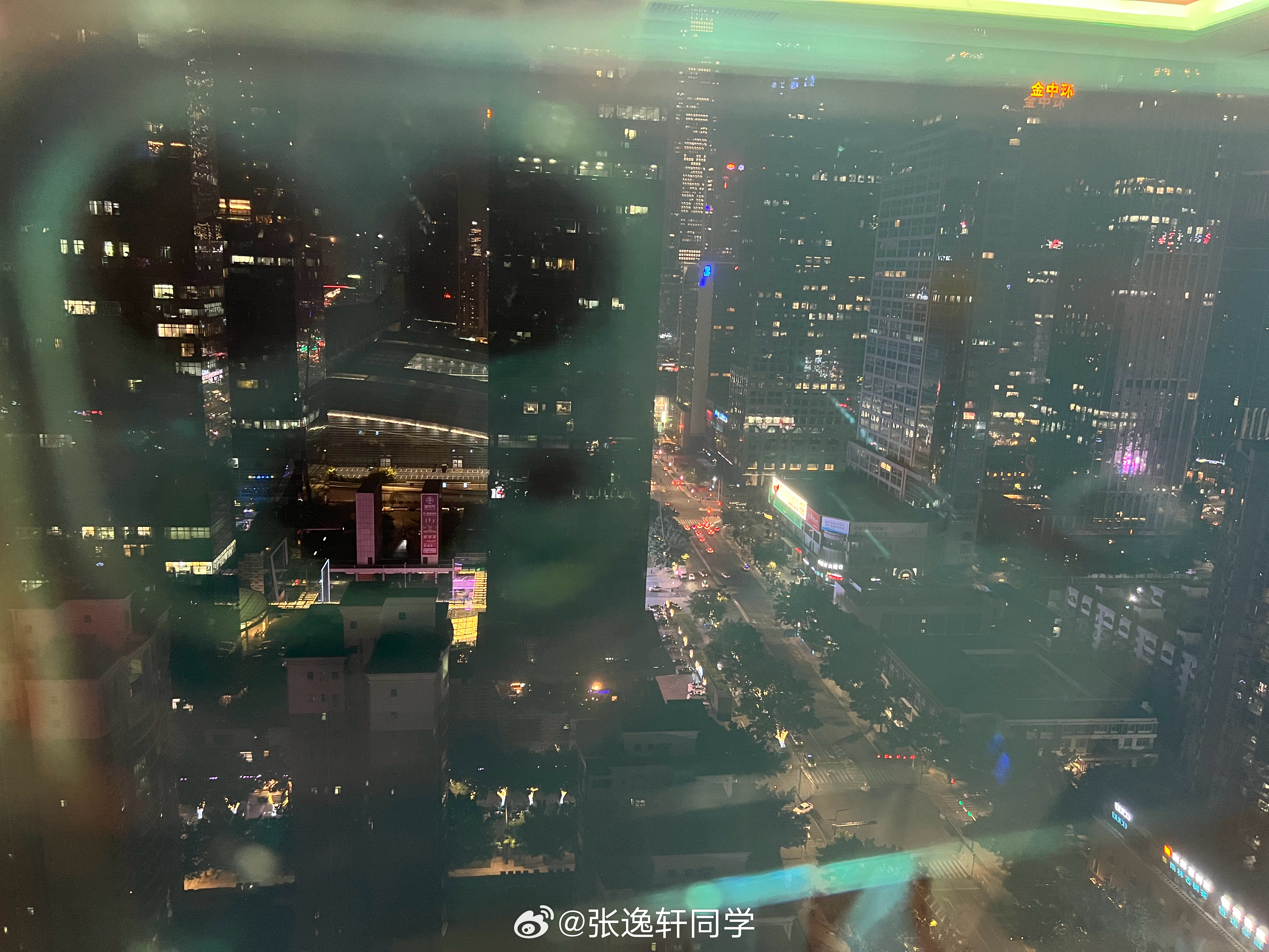 周末仍旧是散点化舆情刺激，例如长江存储上市提速，最快可能10月底打新，11月上市、机器人大会、黄金数字货币大涨、英伟达服务器涨价等等…

但这些也仅限局部个股的刺激，对于全局影响有限，市场大的方向性选择还是要继续等待，科技的话暂时看看月底的英伟达财报、杰克逊霍尔和A社的上市路演能不能提 ​