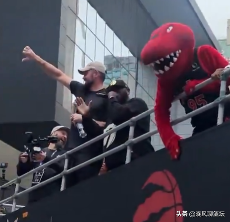 乐福在洛瑞退役庆典上当面嘲讽啊

乐福站在多伦多枫叶广场的舞台上，台下是来送别队史第一人的猛龙球迷。他张嘴就是一句“这不是LeBronto吗”。这不是幽默。这是在别人葬礼上讲你爸当年怎么揍他的。

乐福有资格提这个词。2016到2018年，骑士连续三年季后赛淘汰猛龙，12胜2负，其中2017和201