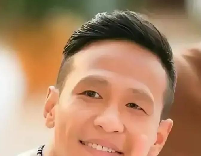 刘德华投了500万给宋小宝拍电影，最后电影拍完了，宋小宝捧着400万现金原封不动还了回去，刘德华自己也没想到。

主要信源：（北京商报——刘德华的商业转身：从演电影到卖电影）

2021年，娱乐圈里发生了一件让所有人都瞪大眼睛的事。

宋小宝这个从东北二人转舞台走出来的笑星，突然宣布要跨界当导演。
