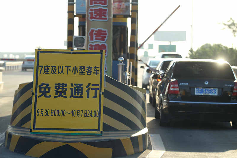0.47秒一台车！国庆换电新高，读懂数据背后的真实力量

国庆高速服务区里，不少电车车主守在充电桩前排队苦等，另一边，蔚来换电体系交出一份让人意外的成绩单。十月一日，蔚来刷新自身单日换电的历史纪录，平均每0.47秒，就有一台车辆完成整套换电流程。

很多人看过数字，只把它当成一则漂亮的营销海报。可谁