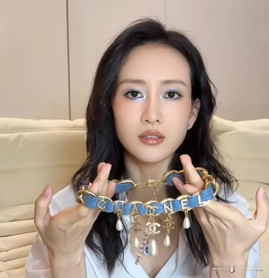 43岁的王鸥一直都没有结婚，等到看透了以后才知道并不是没有人愿意嫁给她

看到有关王鸥的话题时，心里会有一种很感动的感觉。

今年43岁的王鸥，外貌和气质依然很好，身边自然有很多追求者，但是她一直没有结婚。
很多人很好奇，条件这么好，为什么一直单身呢？

回顾她的过往经历，曾经也经历过几次被人们讨论