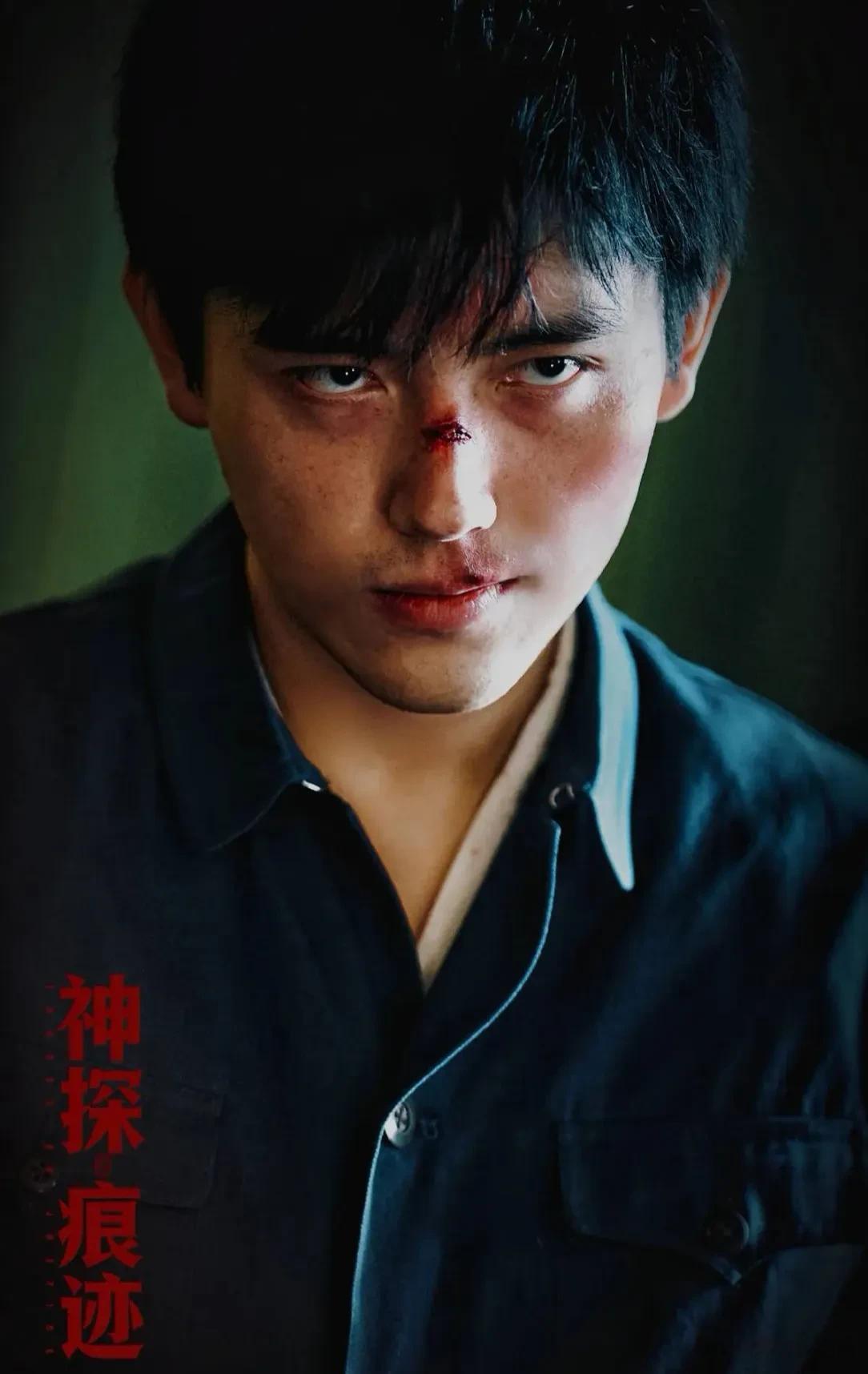陈思诚太牛！让陈飞宇演杀人犯。《神探之痕迹》里反差最大的就是陈飞宇。王俊凯、范丞丞的角色固然有突破，但都远不及这个杀人狂魔来得狠，也更考验演技。
这个凶手是军长家里养出来的叛逆子弟，外表白白胖胖，一副斯文书生模样，内里人格扭曲暴戾。
一言不合就痛下杀手，连夺三命，作案后还在现场留下污秽痕迹；被捕后自
