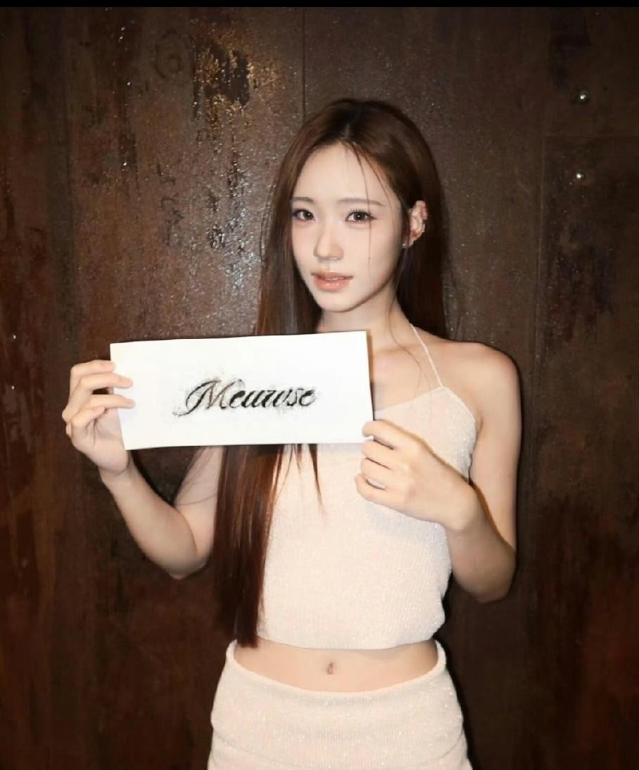 小S在活动上吐槽二女儿Lily，说姑娘在家吃完甜点会嘤嘤撒娇，说话神态小动作全像林志玲，当场模仿着问“要不要叫你妈来接你”，还委屈反问“我长得很丑吗，怎么不说这是我女儿”。台下笑翻，她转头又补一句：孩子亲生的，骄傲都快从眼睛里溢出来了。
其实像不像林志玲不重要，重要的是小S把当妈的那点“酸里带甜”演