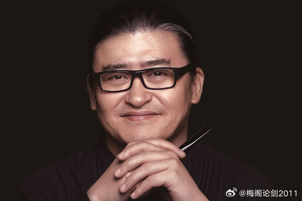 2026年9月25日，著名音乐家刘欢病逝的官方讣告发布后不到两小时，各类未经证实的“死因解读”便在网络平台快速扩散，部分自媒体刻意编造逝者临终细节、强行关联旧闻编造因果，将一场本该庄重的公众缅怀异化为流量收割的狂欢。

这一事件并非个例，近年来多位公众人物离世后，都出现了不同程度的被消费 ​