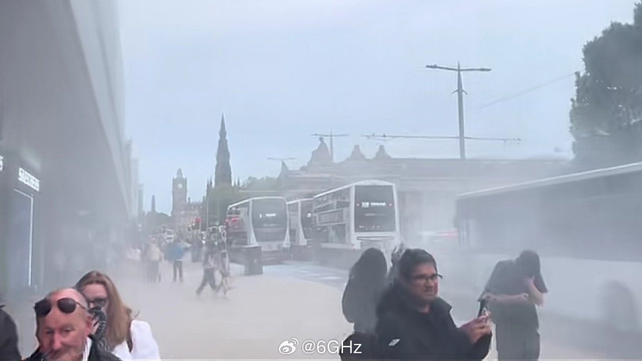 伦敦公交车着火了，坏消息是沃尔沃（沃尔沃被吉利收购了），好消息大巴没被收购 ​