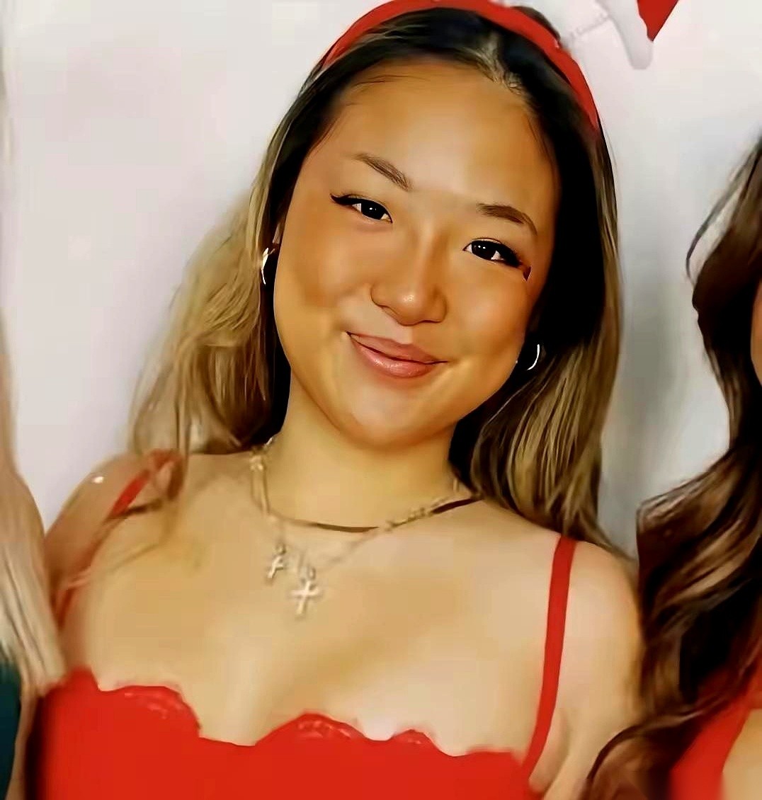 张学友25岁的女儿露了正脸，网上直接吵翻了天。
平常被家里护得严严实实，这回一露面就被起哄说长得像45岁。
还有人拿嫁妆说事，盘算起她以后找对象得让当爹的多备家底。
这话听着真叫人发堵。
一个二十几岁的姑娘，又不是靠脸吃这口饭的艺人，难得被拍到一次，迎面撞上的全是拿尺子能量的刻薄劲儿。
更扎眼的是那