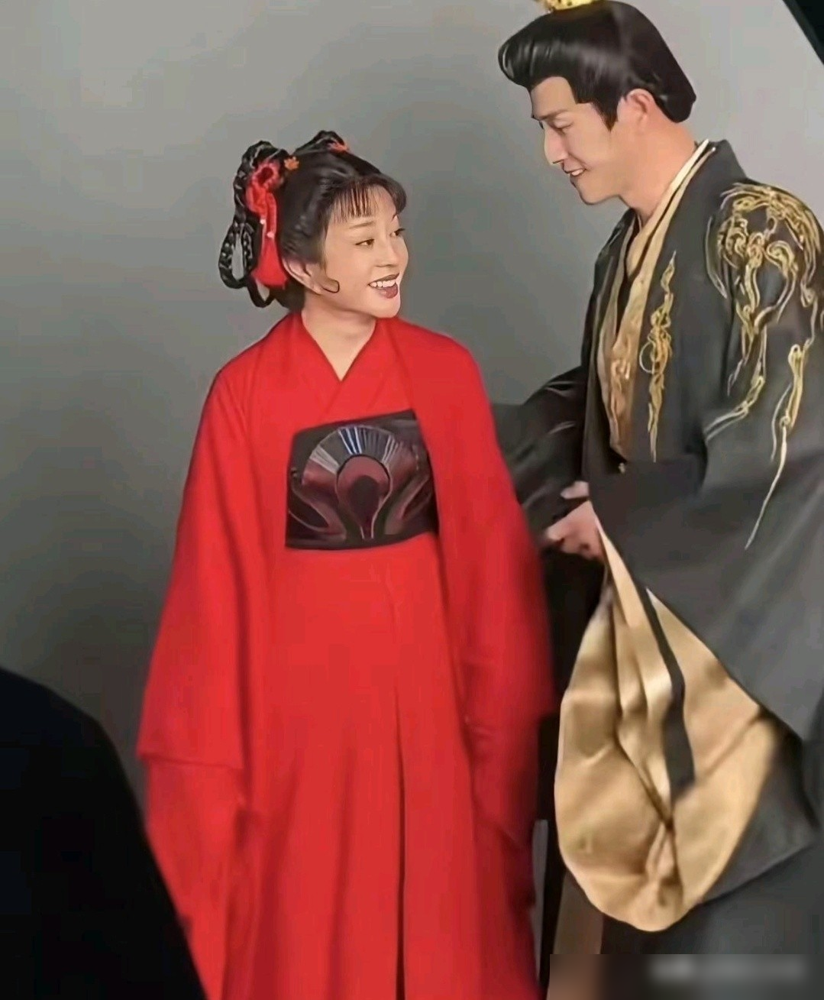 75岁刘晓庆，亲了。嘴对嘴，拍了18遍。
短剧《锦绣安然》，她演18岁绣娘苏婉清，双丫髻粉裙子，桃花树下跟小近30岁的男演员金珈真亲。无替身，无借位。
最魔幻的是，演太后的女演员，实际比她小12岁。管她叫丫头。
网友全在问男演员心理状态。刘晓庆回了一句：剧本需要，演员本职，年龄不该是限制。