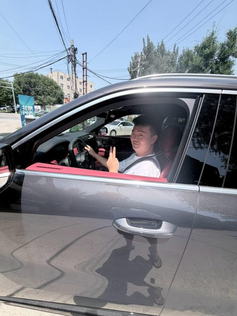 这个人知道我买了一台8x 非得用他的 老旧燃油车跟我换  大家交友要谨慎 ​​​