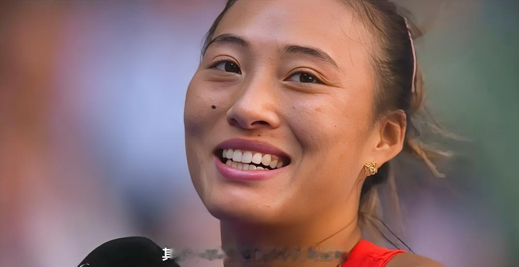 郑钦文中网首轮赢施晗后那句“今天是两个中国球员的主场，打外国球员才是我的主场”，把高情商和底气一下子说透了。现场我隔着屏幕都能感觉到，中国德比没人冷场，球迷大多是冲郑钦文来的，却也给施晗鼓掌，还有人扯着嗓子喊两位都加油，这种场面比赢球还舒服。咱们普通观众图啥，不就是图自家球员硬气，又不丢中国人待客的