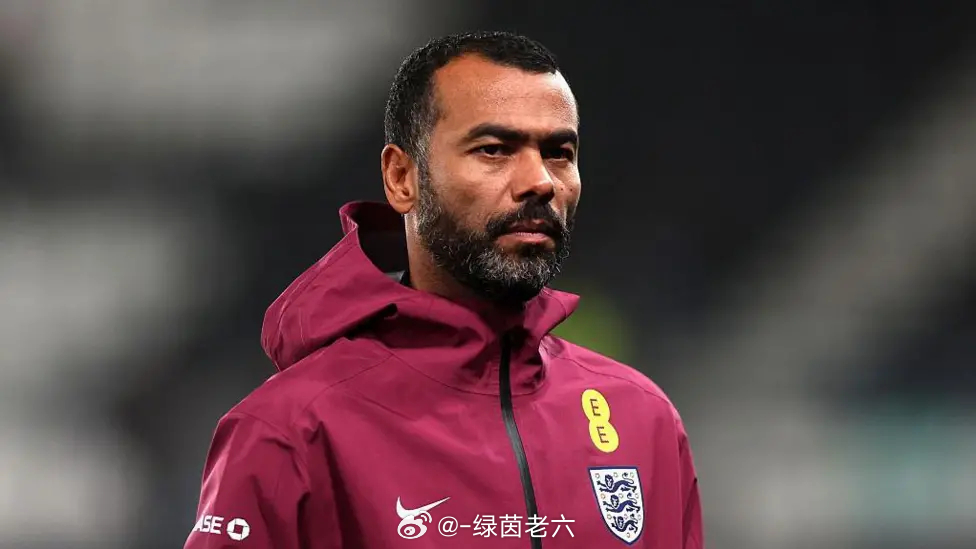 8月26日讯 BBC消息，阿什利·科尔结束了5年任期，不再担任英格兰U21青年队教练一职。

前切尔西、阿森纳后卫阿什利·科尔是李·卡斯利教练团队的一员，辅佐球队连续两届夺得欧洲U21锦标赛冠军。

科尔在2019年结束球员生涯之后转型教练，卡斯利表示科尔“对球员产生了积极且富有感召力的影响”。

卡斯利 ​