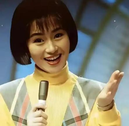 鞠萍那个“二选一”的离婚故事，查了二十七年，查不到出处
1999年鞠萍协议离婚。网上流传最广的版本是丈夫撂下一句话，孩子和财产只能带走一样。这个版本被转了几万遍，配的标题一个比一个狠。但翻遍鞠萍本人的公开采访、离婚协议的任何报道、当年任何一家主流媒体的记录，这句话找不到出处。没有当事人原话，没有协议