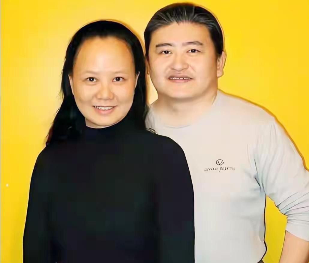 刷到一条关于老牌歌手刘欢的帖子，前半段还在狂夸他把亚运村大三居和京郊大别墅全写在妻子卢璐名下，后半段突然画风一变，冒出一句“63岁遗憾离世、一路走好”，直接让人看懵了。
吃瓜也得有个底线。人家刘欢老师活得好好的，妻子卢璐早前就公开辟谣过，痛斥过那些编造后事细节、贴假图的营销号。把温情故事和“被死亡”