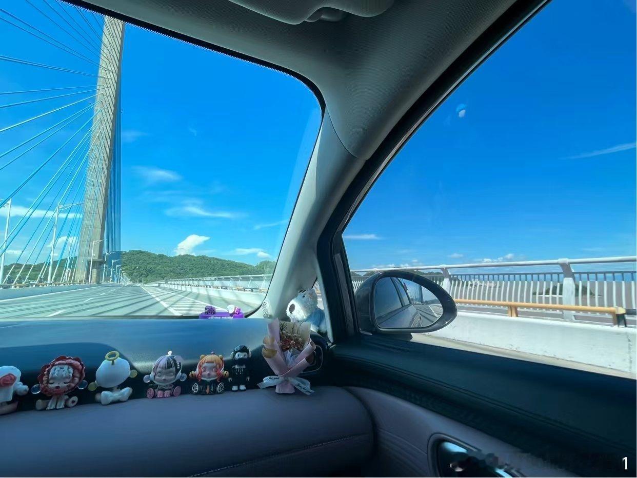 一直在物色家里第二台代步小车，看到埃安UT530宁德版上市价格瞬间心动，8.58万的限时价完全贴合心理预期。逛展台第一眼就被薄荷冰绿新配色吸引，清爽耐看不撞款。搭载宁德电池530km长续航，周末带娃近郊露营不用频繁补电，还支持外放电。内饰大屏、座椅加热、全速域巡航一应俱全，基础家用配置全部拉满 ​