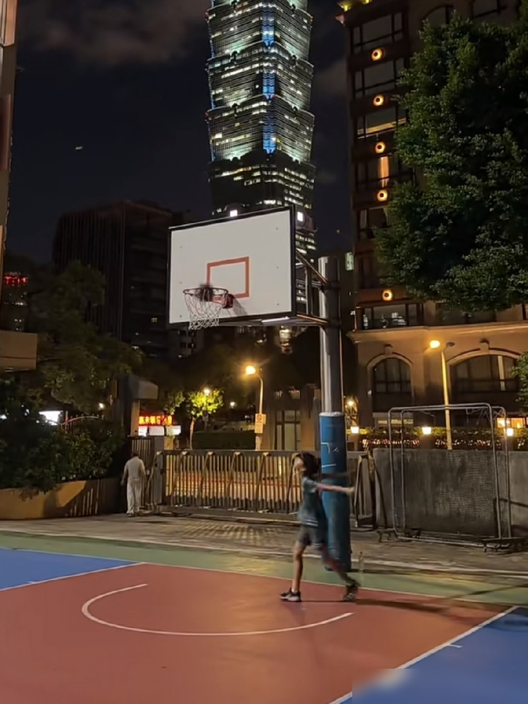 双城飞了五个小时，下飞机箱子没放，汪小菲直接站上了台北球场的罚球线。
马筱梅在一旁拿着水，他陪着箖箖练运球、练投篮，爷俩一身汗。张兰直播里提过，箖箖进了校队，当爹的比儿子还兴奋，回回飞过去第一件事就是摸底。
当初离婚闹得再难看，这男人愣是没断过孩子的节奏。考学、进队、家长会，北京台北两头跑。