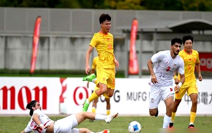 赢泰国3比0，那中场丝滑得像抹了油。结果打阿联酋，教练安东尼奥把依木兰、蒯纪闻俩发动机按在板凳上，非要用毛伟杰、徐彬。

整个上半场，球到中场就断，进攻便秘一样，看着都替场上球员别扭。说到底，球员不是万能插头，不是你想怎么插就怎么插的。

好不容易下半场换上依木兰，一脚长传就喂出个单刀。蒯纪闻右路一