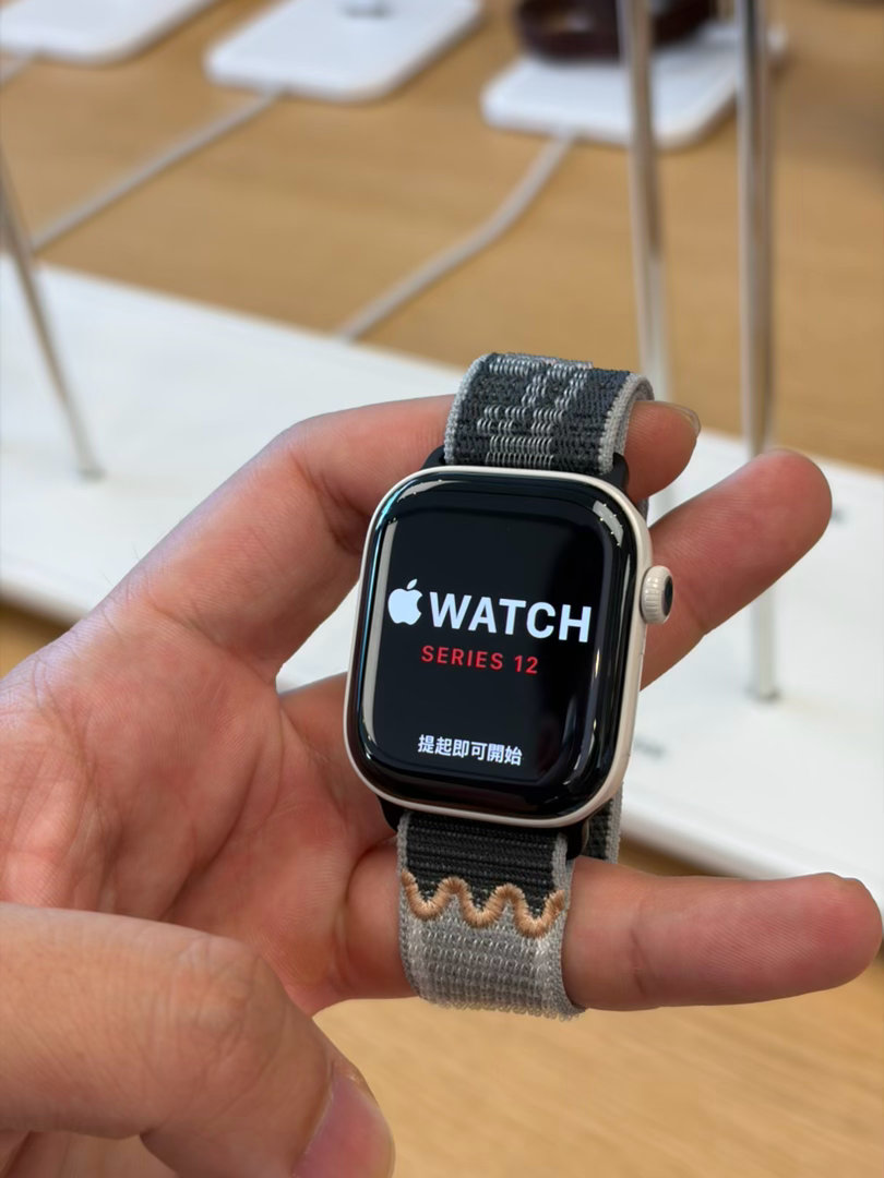 摸了下陶瓷 Apple Watch S12.

港版算下来人民币 6800 多。

我足足犹豫了五分钟才决定要不要买。

店员说要预定才能买到。[哼]  ​