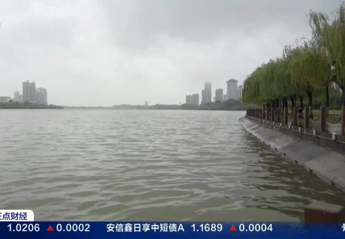 2027年或成史上最热一年，不是 2026，而是 2027！太平洋藏着一场迟到的热浪

很多人以为高温是当下的事，却忽略海洋有漫长的 “延时 buff”。世界气象组织预警，2027 年，有可能刷新纪录，成为人类观测史上最热一年。

不少人看不懂，厄尔尼诺明明年底才到峰值，为什么破坏力要等到第二年释放