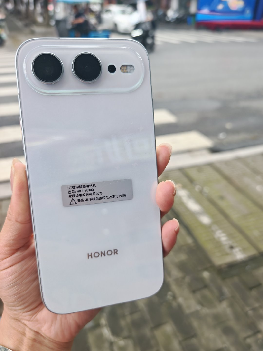 #荣耀RobotPhone双摄是600超级版，8600mAh，三摄有潜望镜的是Pro，8000mAh，产品定义与外版不同。 ​
