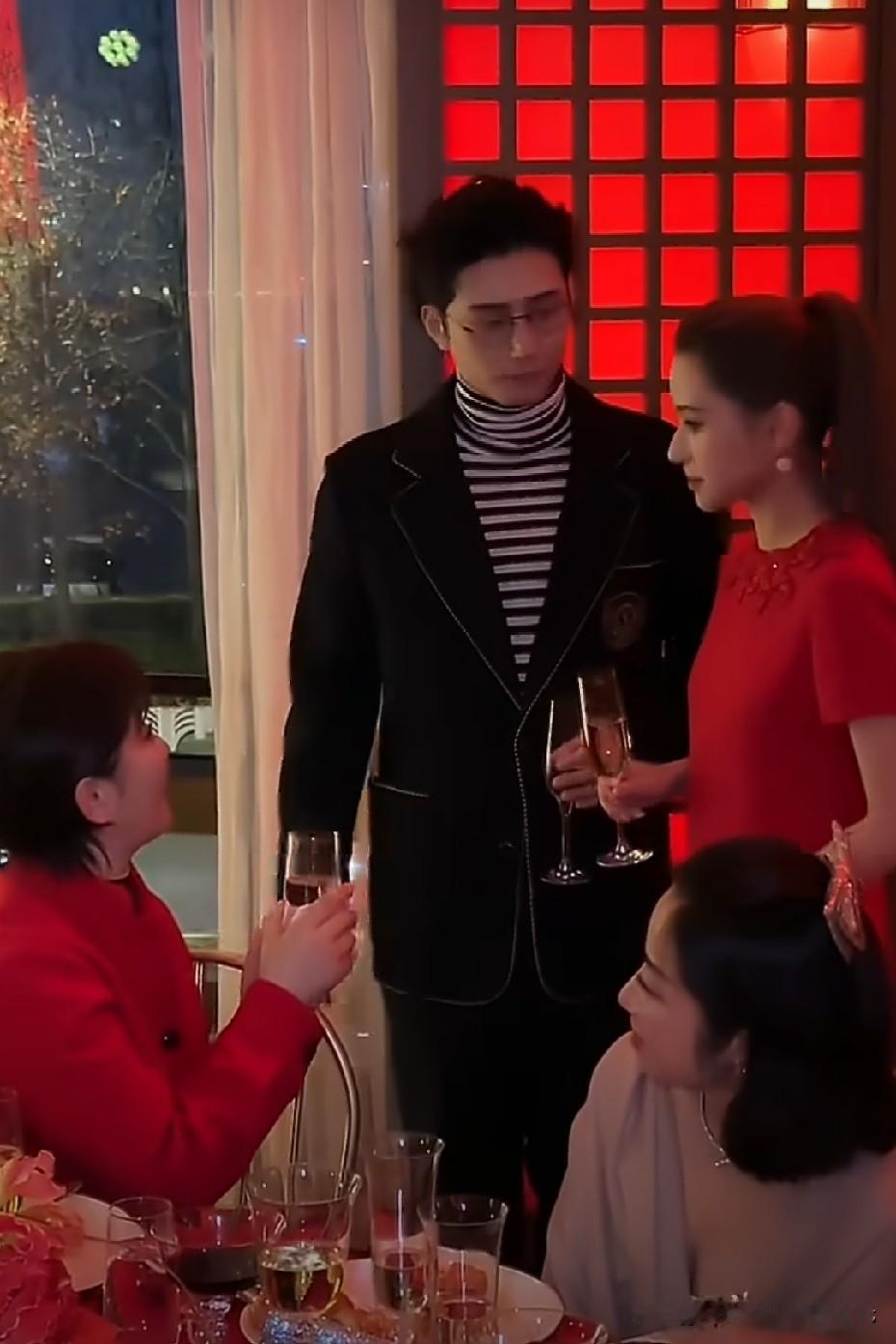 晚宴名场面，窦骁何超莲夫妇上前向徐帆敬酒，夫妻二人礼数周全。一场小小的敬酒，尽显圈内的人情往来。