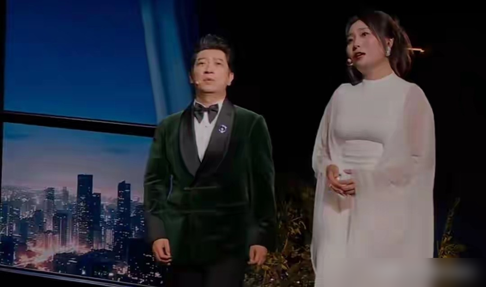 李雪琴一张嘴，全国观众都沉默了。
全开麦无修音，央视中秋晚会这招太狠。跨界演员平时靠垫音混过去的毛病，全给照出来了。音准飘、气息乱，唱到高音直接虚。
问题是这还不是个例。唐嫣上次话筒都拿开了，歌声还稳得像CD，被扒对口型。这回倒是真唱了，更难听。
晚会导演宁可请十个没唱功的演员，也不给专业歌手