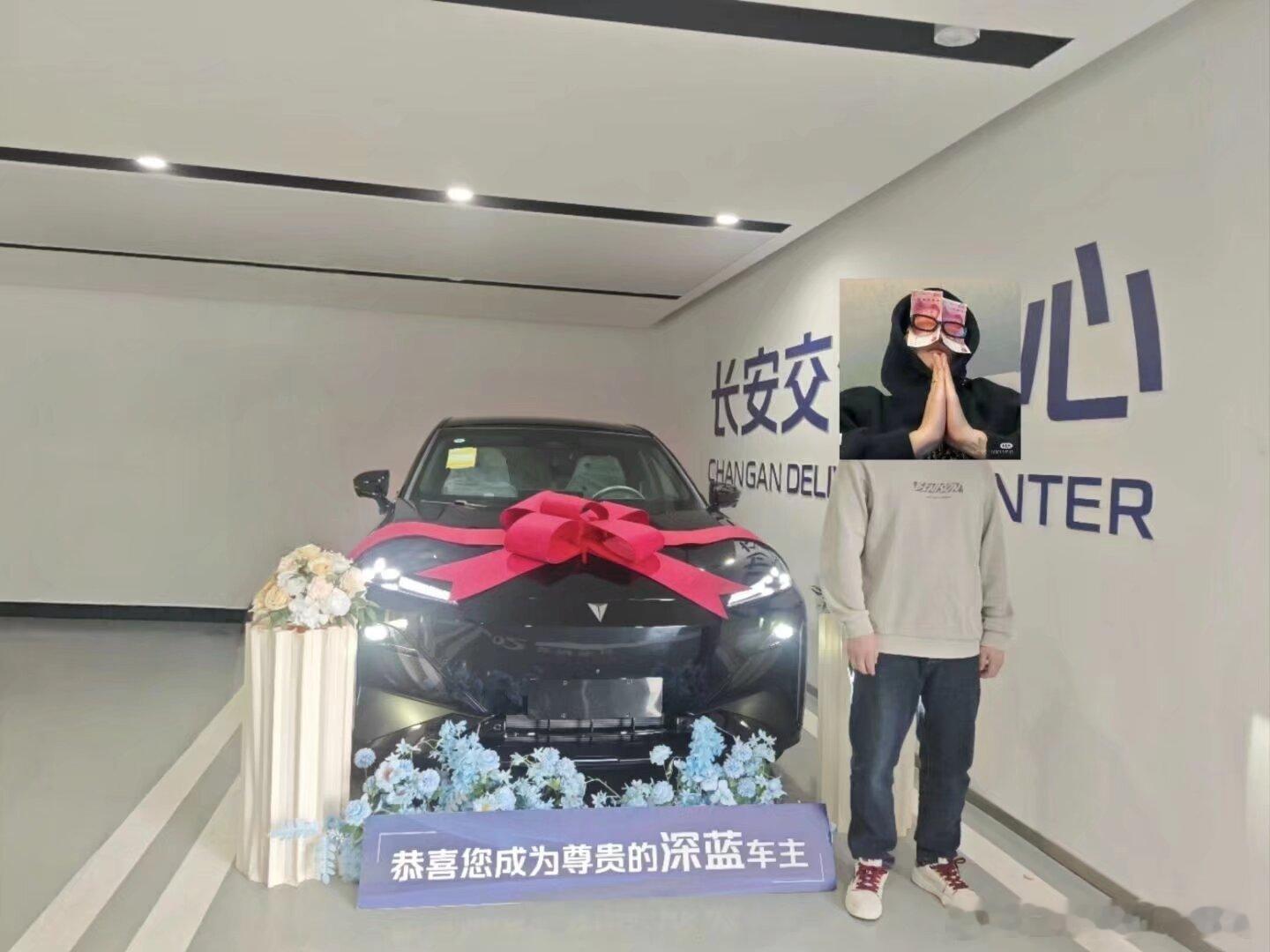 #深蓝车友会# 第一次知道深蓝，是同事提了台SL03，停在公司楼下，我绕着看了两圈，那造型是真好看。从那以后就默默关注这个品牌，刷到深蓝的消息都会点进去看看。

直到24年S07上市，一下就被戳中了。前脸犀利，线条流畅，配置也实在，最让我心动的是华为辅助驾驶。那阵子天天泡论坛看测评，周末跑店里 ​