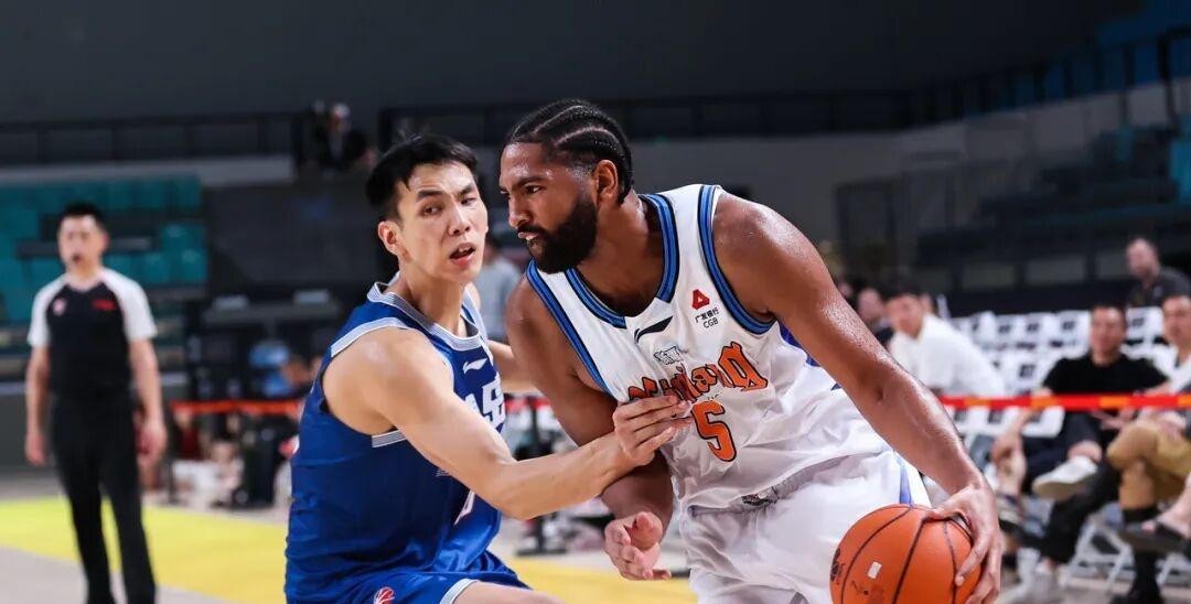 新疆男篮在主场对青岛17年没输过，0胜21负是青岛的账。2025年12月24日，青岛在乌鲁木齐赢了18分。四个多月后，新疆赛季14胜28负，排第16。今晚揭幕战，青岛又站在新体中心。
那场97比79打完，刘炜在赛后说，对手中了14个三分球，48.3%的命中率，这是不能接受也不能想象的，跟赛前布置的完