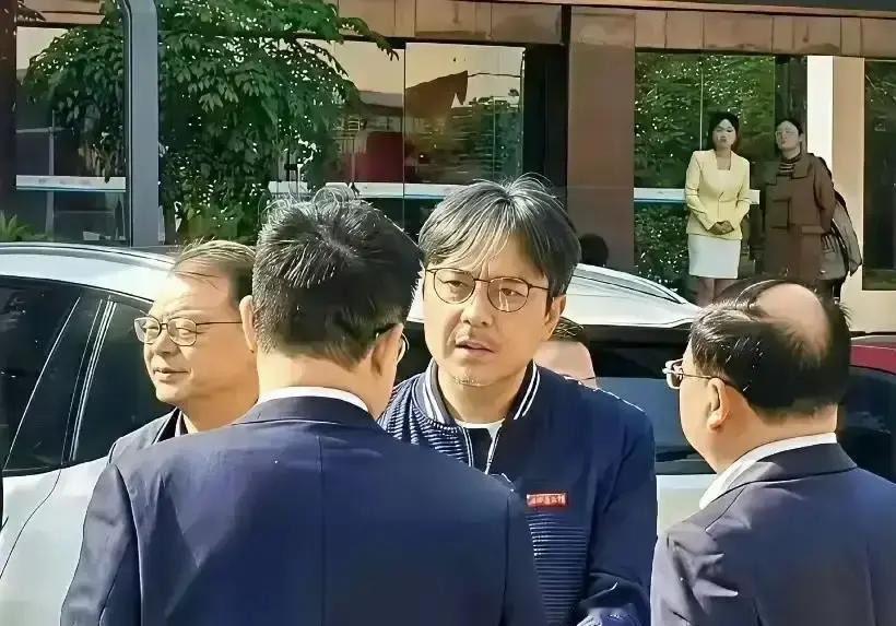 何炅和汪涵斗了二十年“一哥”，很多人以为汪涵真管着何炅，其实全被表象给忽悠了。
当年坊间传得有鼻子有眼，说汪涵兼了管理职务，专门分管主持人团队，何炅见了他都得矮半头。
甚至在一场观众见面会上，何炅自己还拿话筒打趣，指着汪涵说“他是领导我是兵”。汪涵赶紧推辞，说自己是给何老师打工的。
底下看客当