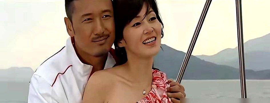 张智霖抱陈晓华上床拍亲热戏，结果一个不够力，两人当场摔下床垫。

现场全在笑，旁边还蹲着个指导喊卡。

观众以为的干柴烈火，开拍前都得上课。监制站在旁边讲动作：手放哪、脸偏几度、腿怎么缠，比排广播体操还机械。保鲜膜、银行卡垫着，嘴里嚼着韭菜防反应，旁边指导还在死抠角度：头再歪一点。

现在剧组更卷，