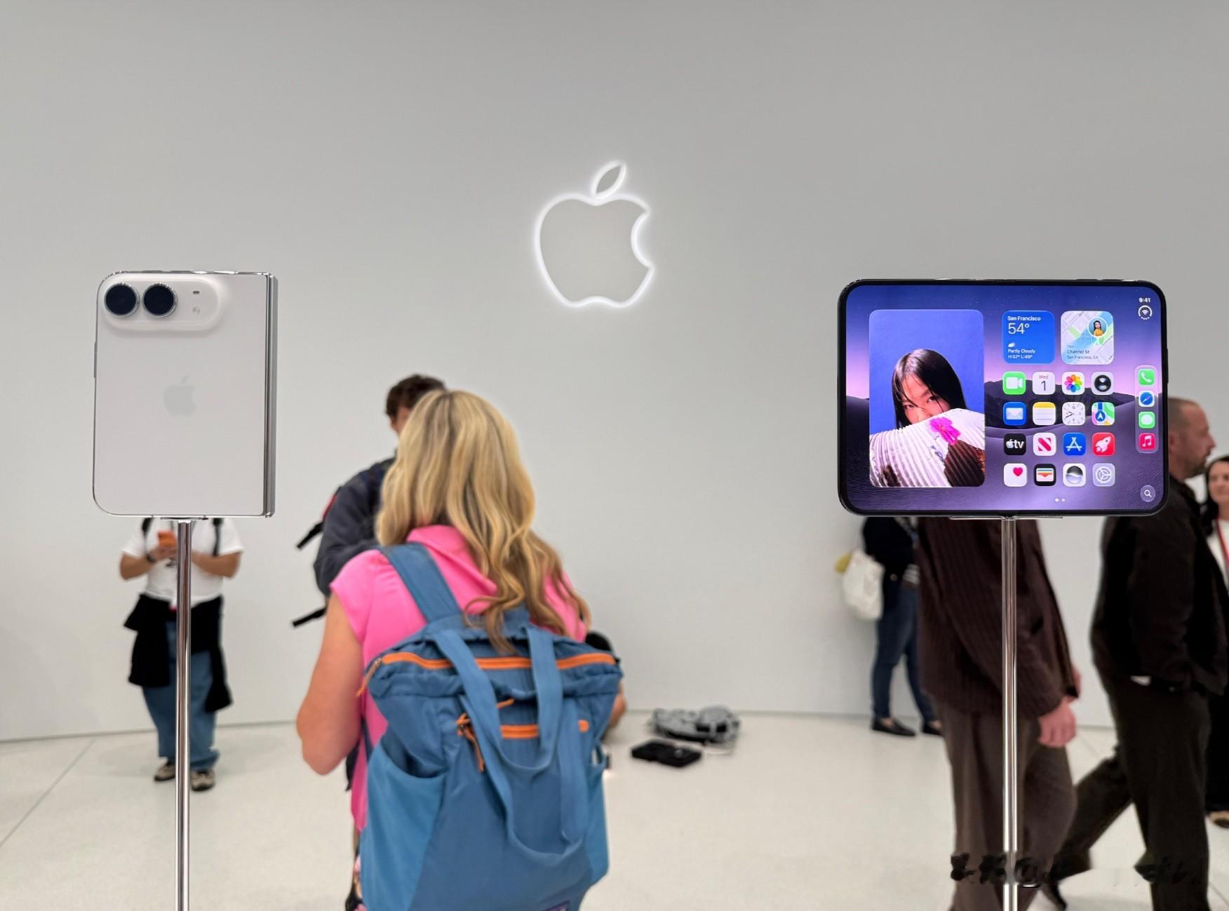 苹果首款折叠屏 iPhone Duo 下个月就要开卖了，供应链却传出日产量只有几百台。产能这关，到底能不能过？

先看两种口径。一边是日经亚洲援引供应链消息，说受苹果严苛品控制约，折叠屏 iPhone 日产量只有&
