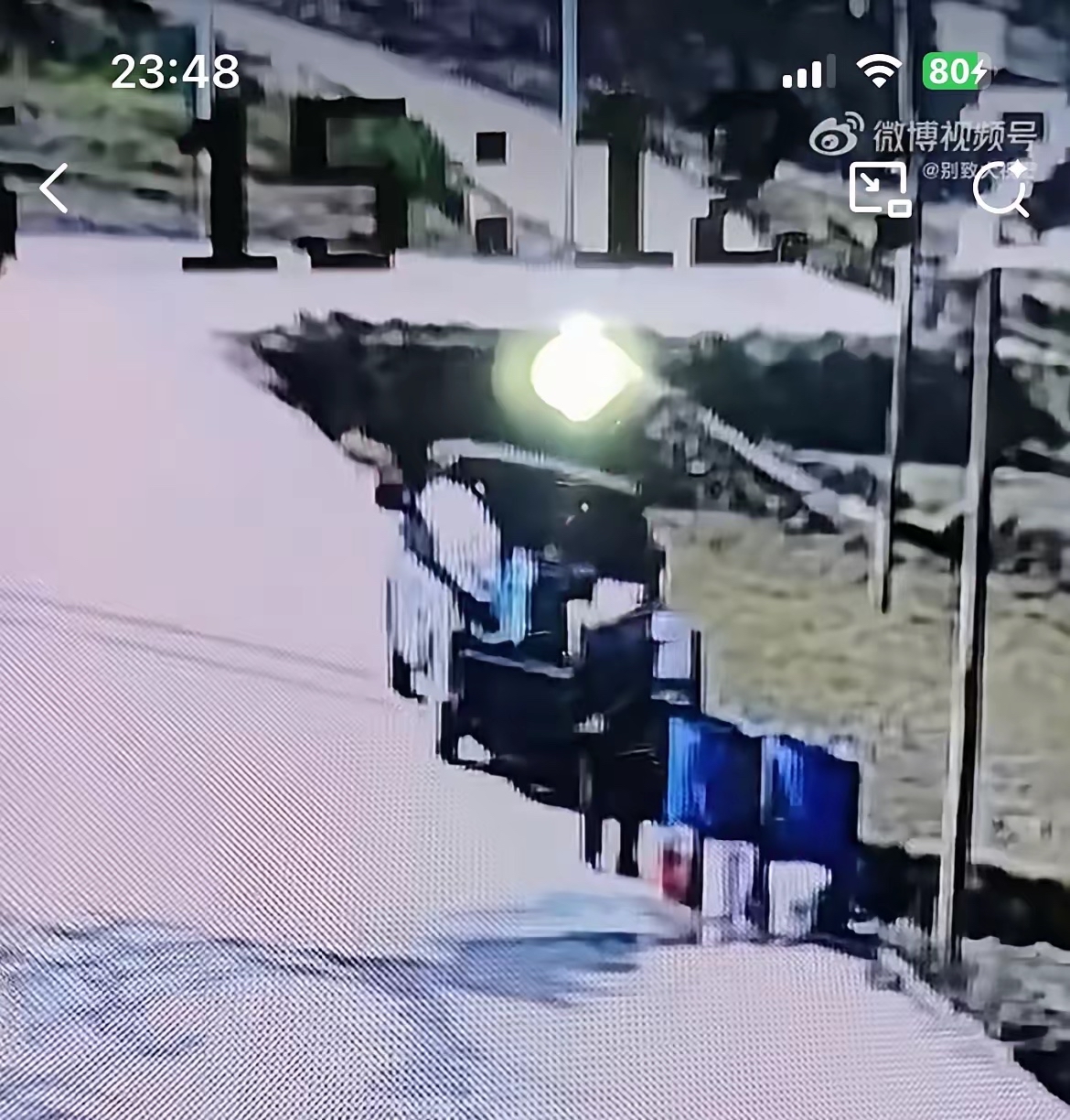 路边的三轮车上放着一瓶杀虫的农药，一名72岁老人经过竟然拿起农药毫无征兆地喝下去。事后老人死亡，家属找这名网友家索赔 47.8 万。网友觉得这真的是一场无妄之灾。

从监控视频看，这名 72 岁的老人缓步走到了一辆农用车，本来网友事没有离开农用车的。因为田间打药的一根喷药管泄漏，他不得不跑去紧急处理