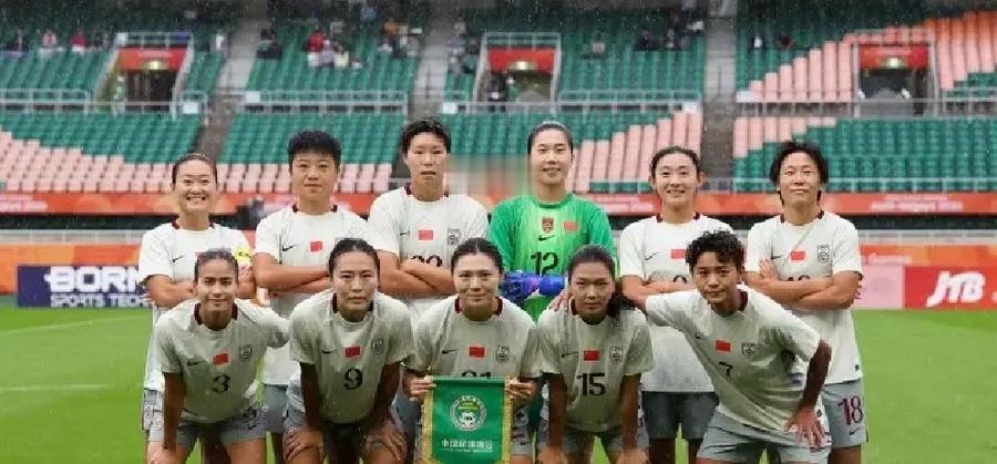 中国女足0-2朝鲜全场仅1射正！张琳艳王妍雯三主力全缺，留洋只剩1人，喊了两年的换血换了个寂寞
静冈县小笠山综合运动公园体育场的大雨里，中国队直到第45分钟才完成第一次射门。邵子钦的头球顶高，看台上几乎没有声响。对面朝鲜队开场3分钟就击中横梁，下半场利用两次定位球彻底杀死比赛。
全场数据定格在射门5